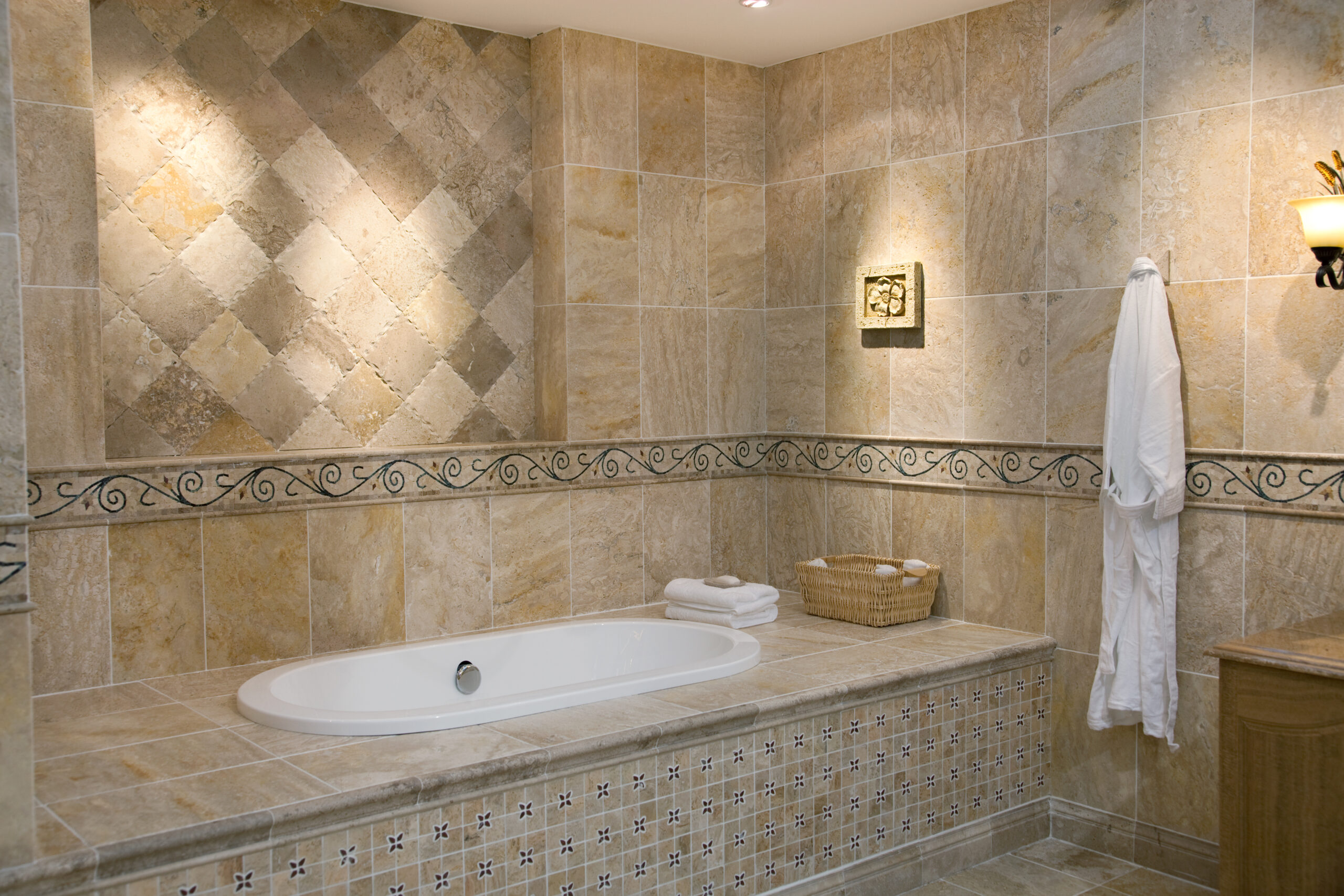 Fabre Occitanie - Une salle de bains moderne avec des murs joliment carrelés et une baignoire luxueuse.