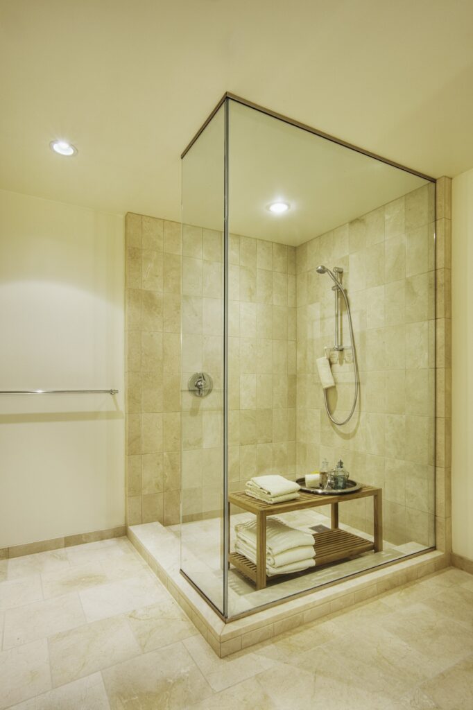 Fabre Occitanie - Une cabine de douche vitrée dans une salle de bain, rénovée par un carreleur du Tarn-et-Garonne.