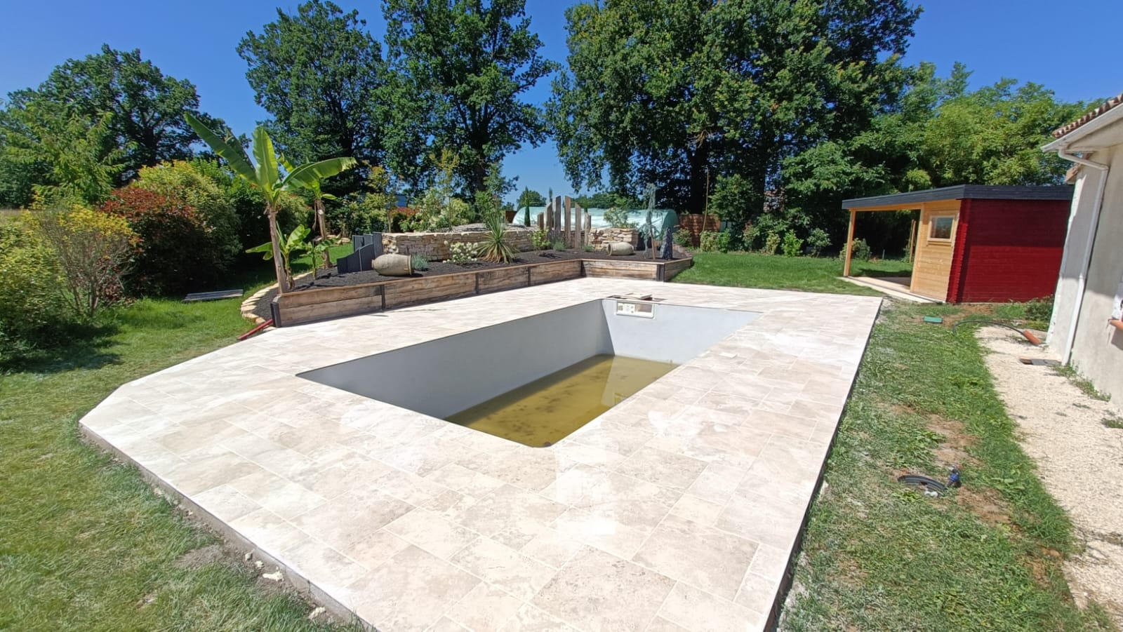 Fabre Occitanie - Une petite piscine dans une cour.
