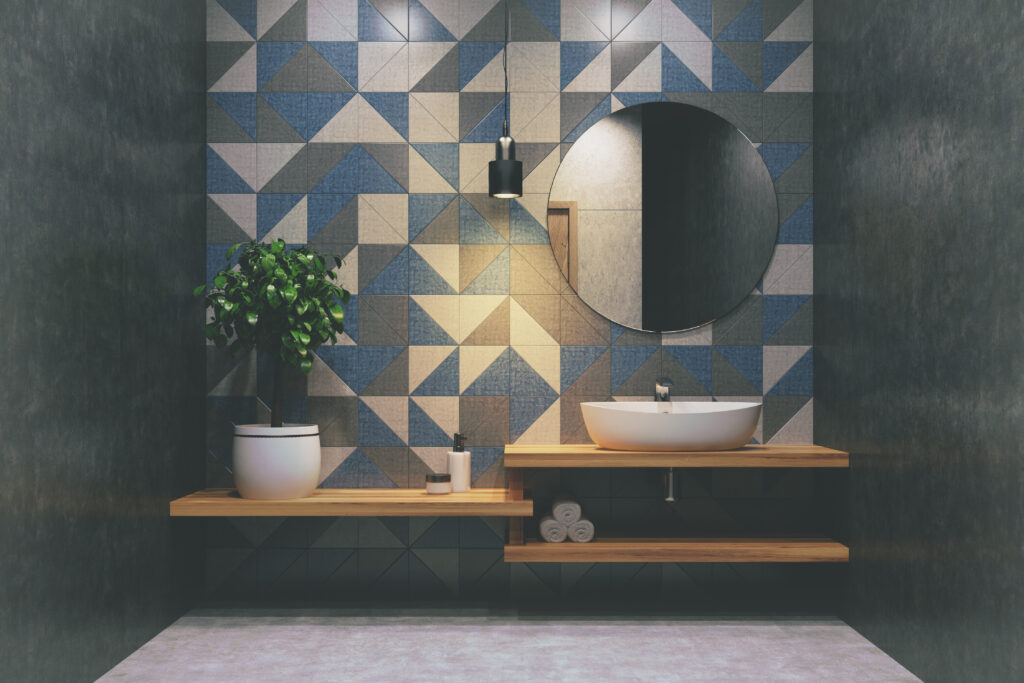 Fabre Occitanie - Une salle de bain aux carreaux géométriques bleus et blancs, savamment installée par un carreleur du Tarn-et-Garonne.