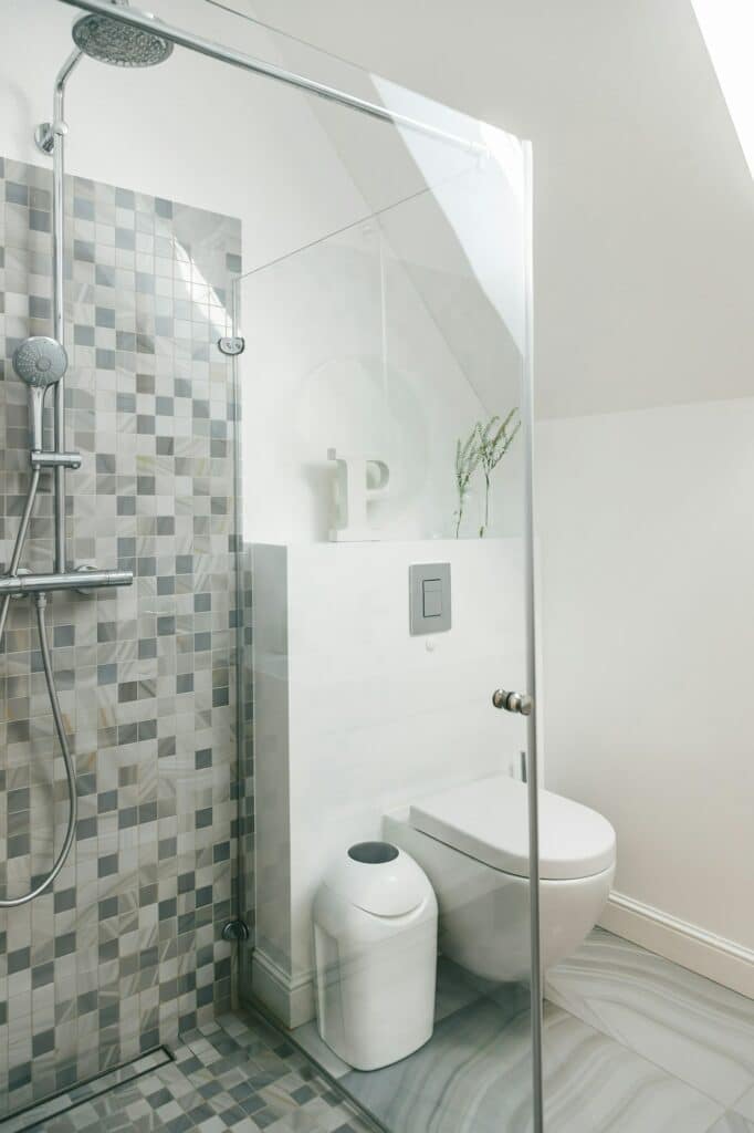 Fabre Occitanie - Salle de bain moderne avec douche à l'italienne et toilettes suspendues.